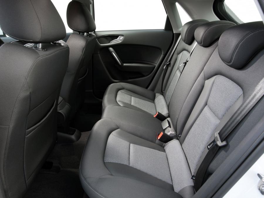 Интерьер Audi A1 Sportback TFSI 2012 года  (UK) (фото 3 из 21)